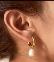 حلق مطلي بالذهب مرصع بلؤلؤ المياه العذبه الطبيعي .