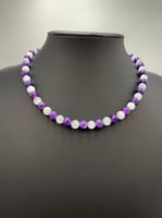 عقد حجر الجمشت وحجر القمر الأبيض الطبيعي .