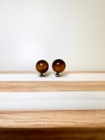 حلق من حجر عين النمر الأصفر الطبيعي الكريم .