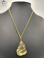 تعليقه حجر السيترين الطبيعي الخام مع سلسال ذهبي .