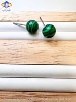 حلق من حجر الملاكيت الأخضر الطبيعي الكريم .