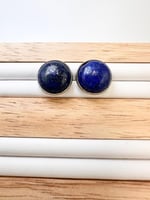 حلق من حجر اللازورد الطبيعي الكريم .