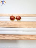 حلق من حجر الرمل الذهبي الطبيعي الكريم .