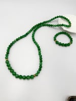عقد حجر العقيق الأخضر الطبيعي .