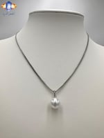 تعليقه اللؤلؤ الصناعي بالسلسال الفضى .