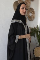 عباية بـ قماش حراير اسود بطرف مطرز