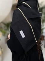 طرحة بخطوط ذهبية