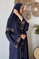 عباية بـ قماش كريب بحريني كحلي بطرف كشميري