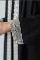 عباية بـ قماش حراير اسود بطرف مطرز