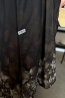 عباية بـ قماش كريب خفيف بوجهين زيتي و بيج