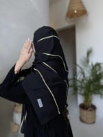 طرحة بخطوط ذهبية