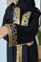 عباية بـ قماش ندى بطرف تطريز ذهبي