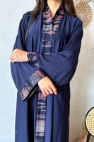 عباية بـ قماش كريب بحريني كحلي بطرف كشميري