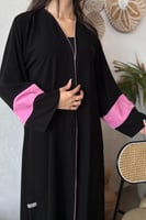 عباية استريت بـ قماش كريب ملكي اسود بطرف وردي