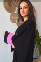 عباية مشلح بـ قماش كريب ملكي اسود بطرف وردي