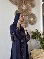 عباية بـ قماش كريب بحريني كحلي بطرف كشميري