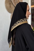 عباية بـ قماش ندى بطرف تطريز ذهبي