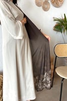 عباية بـ قماش كريب خفيف بوجهين زيتي و بيج