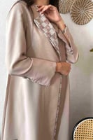 عباية بـ قماش ميني مات بيج بطرف هندسي