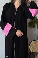 عباية استريت بـ قماش كريب ملكي اسود بطرف وردي