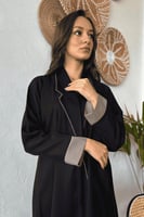 عباية بـ قماش ميني مات بطرف بيج