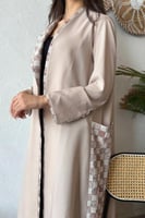 عباية بـ قماش ميني مات بيج بطرف هندسي