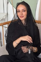 طرحة بـ قماش تُل أسود بدانتيل مطرز