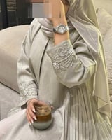 عبايه ملونه بفصوص في الكم