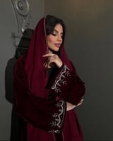 عباية مخمل عنابي مع كسرات على الجنب