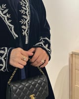 عباية مخمل باللون الكحلي