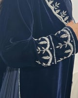 عباية مخمل باللون الكحلي