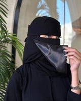 نقاب مبطن حرير قصير مائل