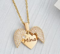 سلاسل وتعليقات بالاسم