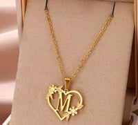 سلاسل وتعليقات بالاسم