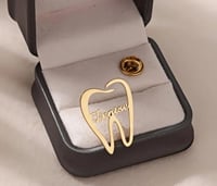 بروش طبيب اسنان مع الاسم