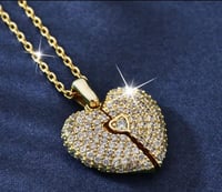 سلاسل وتعليقات بالاسم