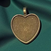 قلادة مع طباعة الصورة او حفر