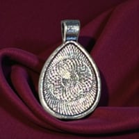 قلادة مع طباعة الصورة او حفر