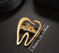 بروش طبيب اسنان مع الاسم