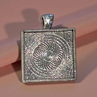 قلادة مع طباعة الصورة او حفر