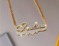 سلاسل وتعليقات بالاسم