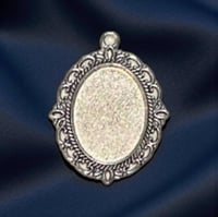 قلادة مع طباعة الصورة او حفر