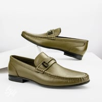 حذاء رسمي زيتي فاتح من فيكتور كلارك