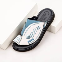 حذاء شرقي إيطالي أزرق وأبيض بتطريز