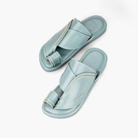 نعال شرقي سعودي سماوي بتصميم جلدي أنيق