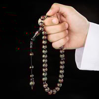 سبحه رائعة من اللون الأسود بنقوش أحمر وأخضر