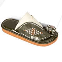 مداس وطني شرقي مطرز باللونين الزيتوني والعاجي