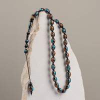 سبحه رائعة من اللون الأسود بنقوش أزرق وبرتقالي