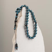 سبحة سوداء رائعة مطرزة بنقوش زرقاء