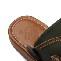 صندل جلد زيتي بنقشة تراثية سعودية